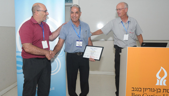 מאריו מקבל את הפרס מפרופ' שחר ריכטר, נשיא האגודה הישראלית לוואקום, וממר קובי לייסט – מנכ"ל חברת אדוארדס ישראל אשר תרמה את הפרס.