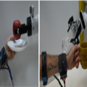 בתמונה: רובוט מסייע למשתמש הלובש את המכשיר לאחר זיהוי החפץ ביד